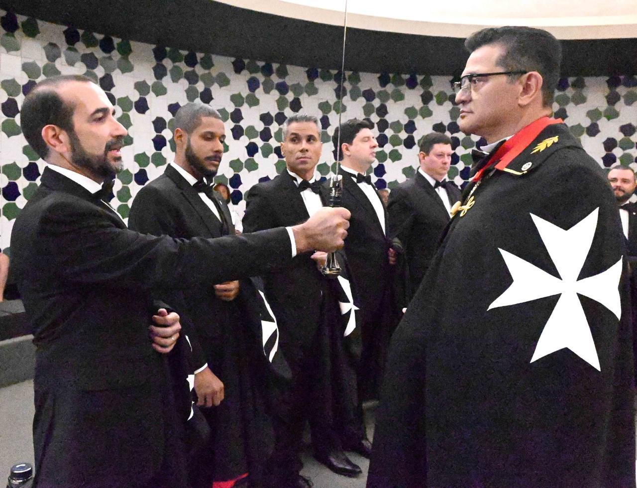 Juramento com a espada da Cruz de Malta durante a cerimônia de investidura